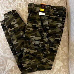 No Boundaries High Rise Cargo Style Camo Jeans, Juniors 7